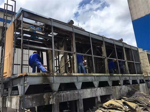 冷卻塔內由于水蒸氣的分壓力很小